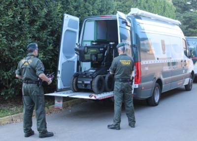 TEDAX de la Guardia Civil manejando un robot